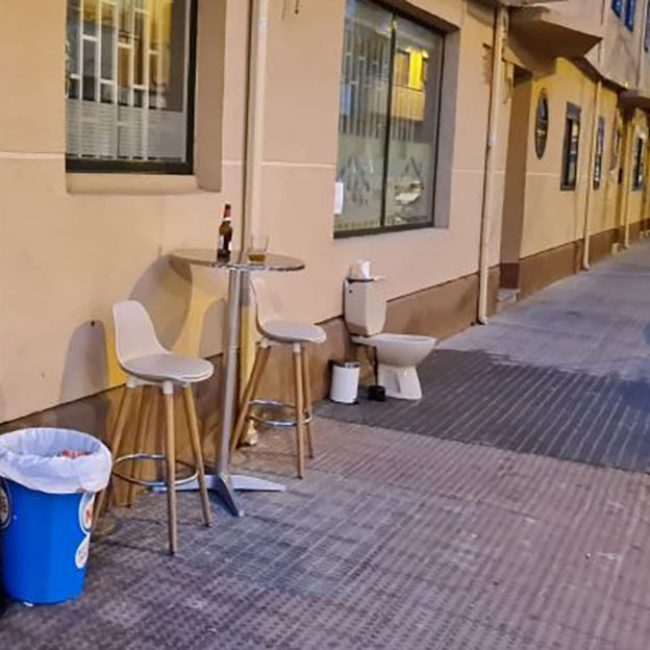 El servicio en la terraza, los bares comienzan con su protesta activa.