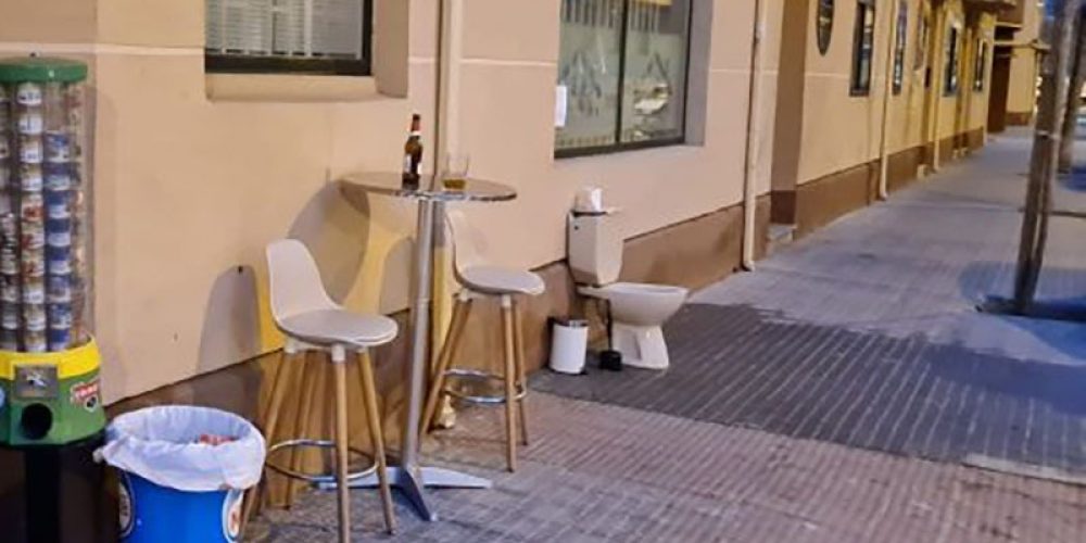 El servicio en la terraza, los bares comienzan con su protesta activa.